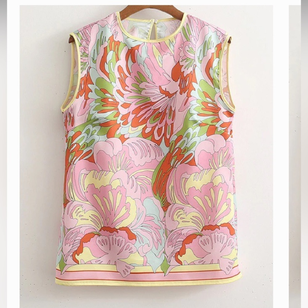 Floral Silky Top by SundayUp size Medium